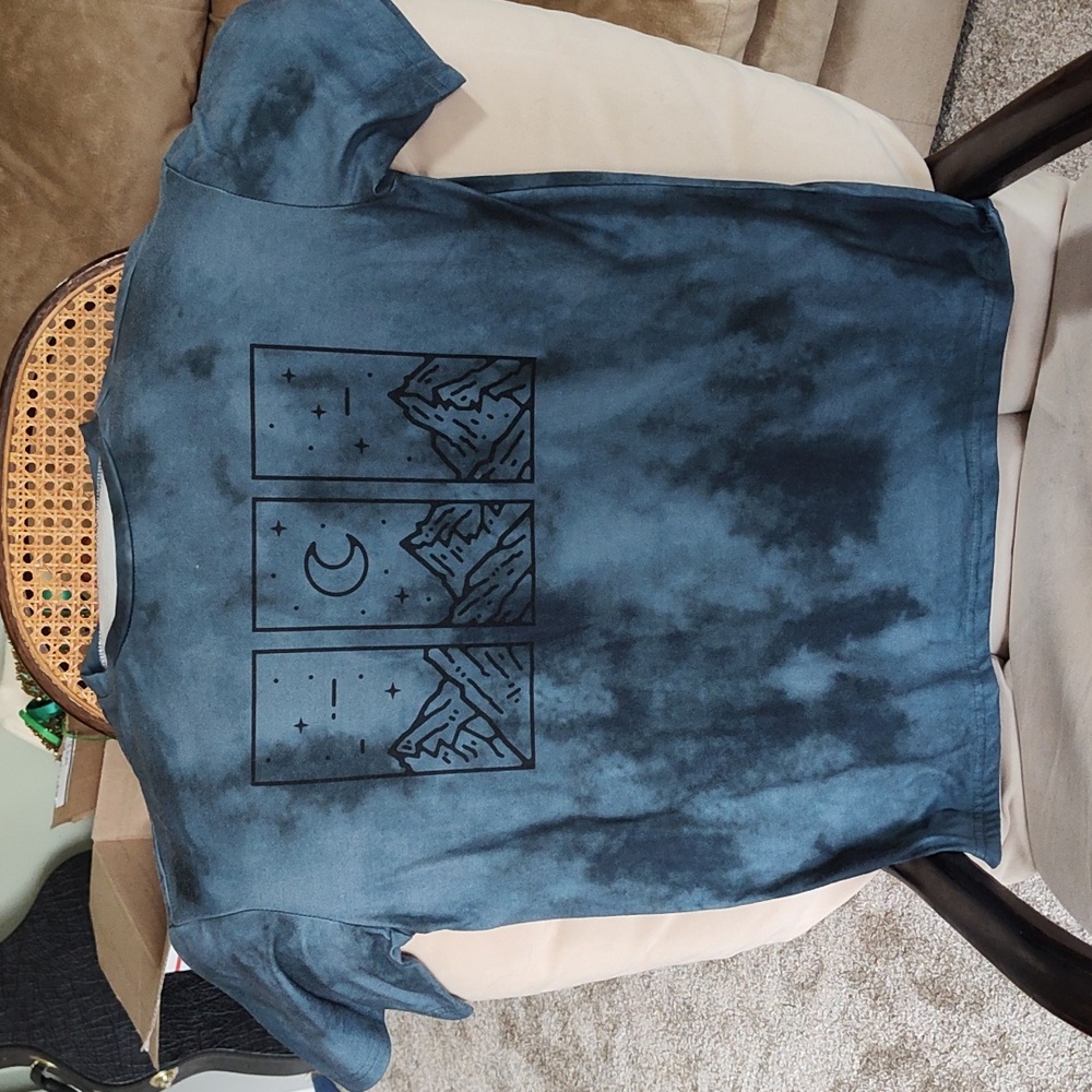 Men's medium short sleeve celestial Mountain pattern t-shirt